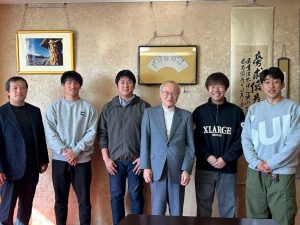 現役で教員採用試験に合格した学生が柏木学長へ結果の報告