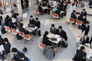学内合同企業説明会を開催 ６５社が参加