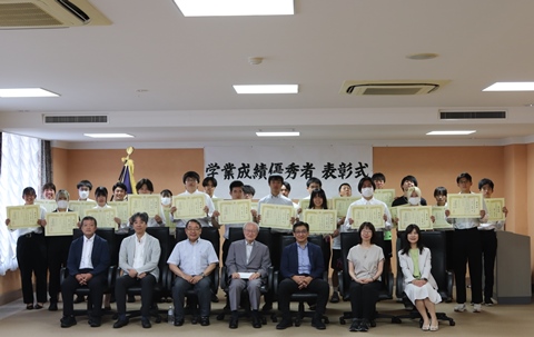 令和５年度学業成績優秀者表彰式を行いました。