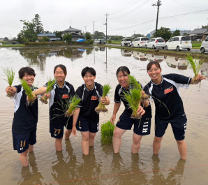 【女子硬式野球部】加須市の田植え式に参加しました。