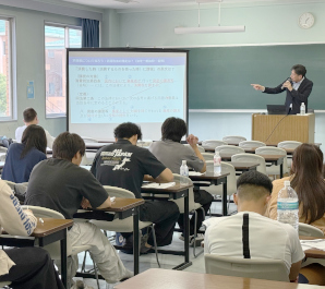 現職国家公務員(国税専門官)による特別授業(公開授業)を実施しました。
